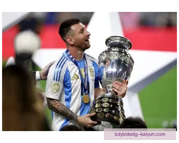 梅西带领阿根廷在世界杯决赛惜败，勇敢拼搏表现亮眼