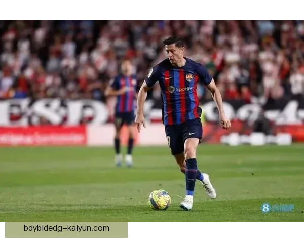 莱万多夫斯基肩伤战线延长，巴萨争冠前景备受关注